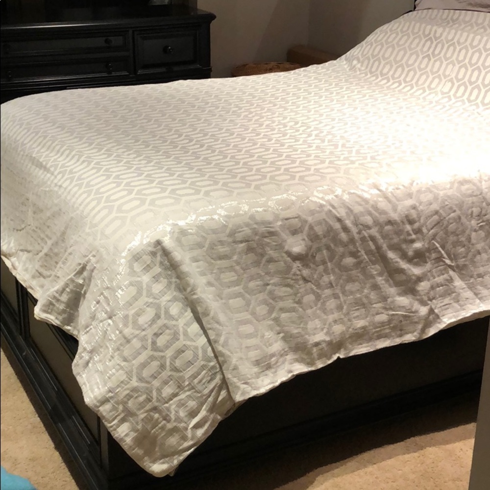 Queen size white duvet